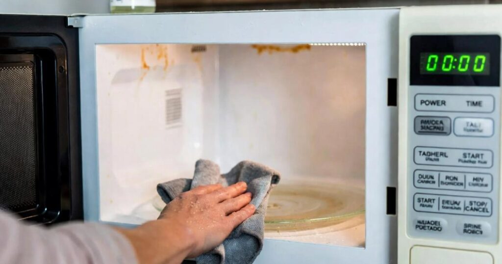 How to Clean a Microwave Easily in 10 Seconds